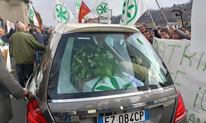 Morte di Umberto Bossi: il funerale a Pontida &egrave; stato un salto indietro di 30 anni