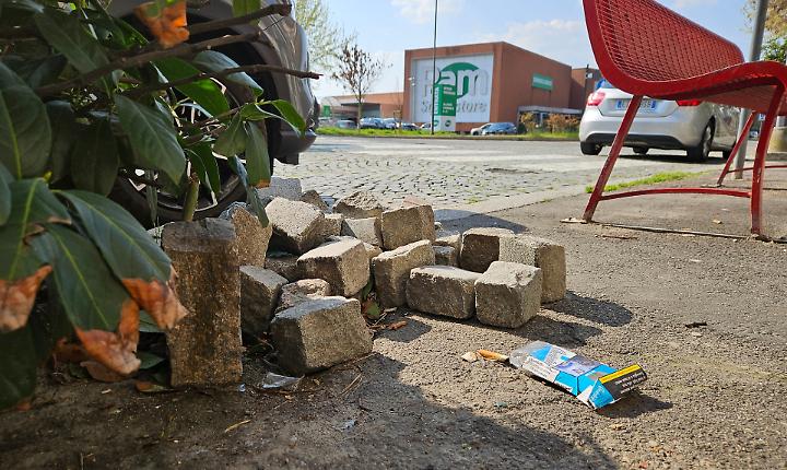 Cubetti di porfido abbandonati in corso Torino