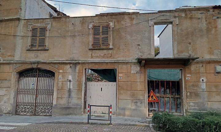 Quattro anni di attesa: ferma la demolizione dell'edificio abbandonato davanti al municipio di Canelli