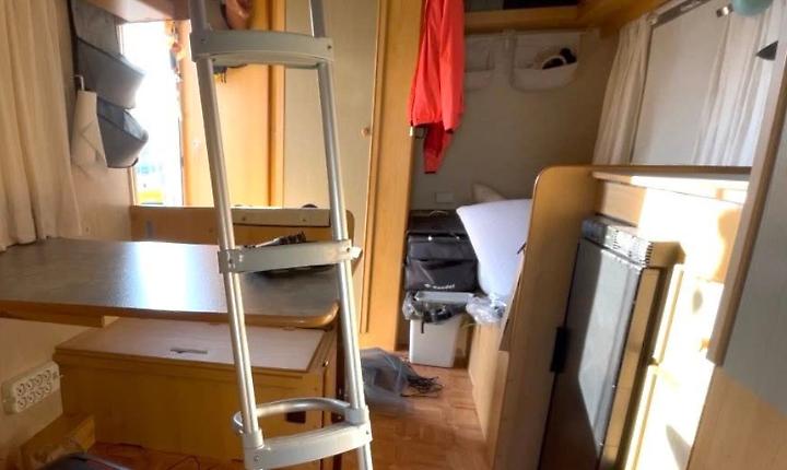 L'interno del camper svaligiato