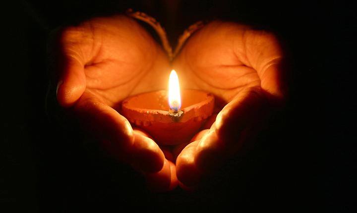 Trovato morto sul trattore rovesciato sulla strada per i campi