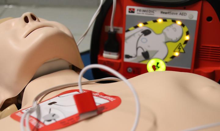 Al Lidl di Asti un 41enne salvato da un arresto cardiaco: rianimazione e defibrillatore gli salvano la vita