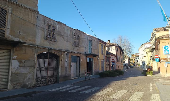 Cavi Fibercop bloccano l'abbattimento dell'immobile di via Roma a Canelli