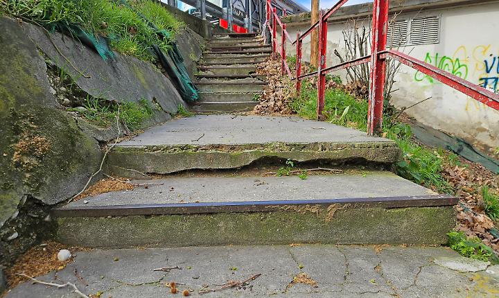 Ancora insidie e incuria tra i gradini delle scalinate di piazza del Palio [FOTO]