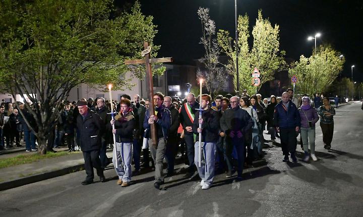 Ad Asti la Via Crucis attraversa la citt&agrave; nel silenzio del Venerd&igrave; Santo