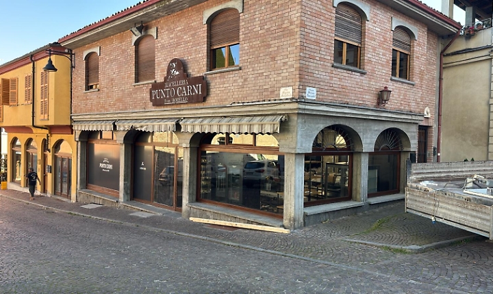 &ldquo;Punto carni&rdquo; inaugura il nuovo negozio ai piedi del castello di Costigliole