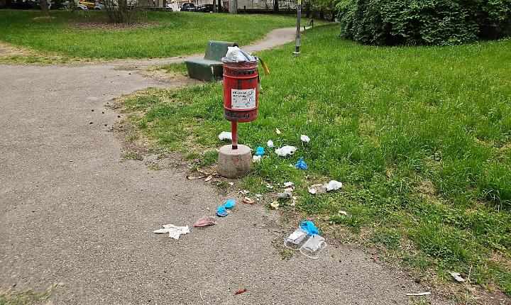 Il parco Biberach a rischio, l'incivilt&agrave; trasforma l'area verde davanti all'ex Maternit&agrave; in discarica a cielo aperto