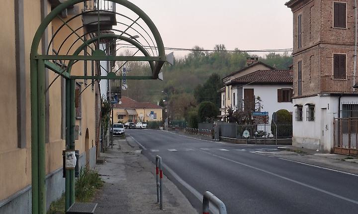 I residenti di Valenzani, nella zona di competenza del Comune di Asti, chiedono all'amministrazione di effettuare alcuni interventi su sicurezza e decoro