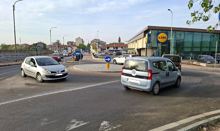 La rotonda di corso Savona alla Lidl
