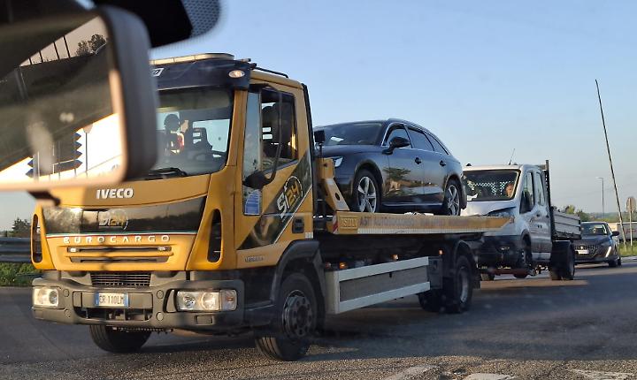 Incidente tra auto e furgone in tangenziale: coda nell'ora di punta
