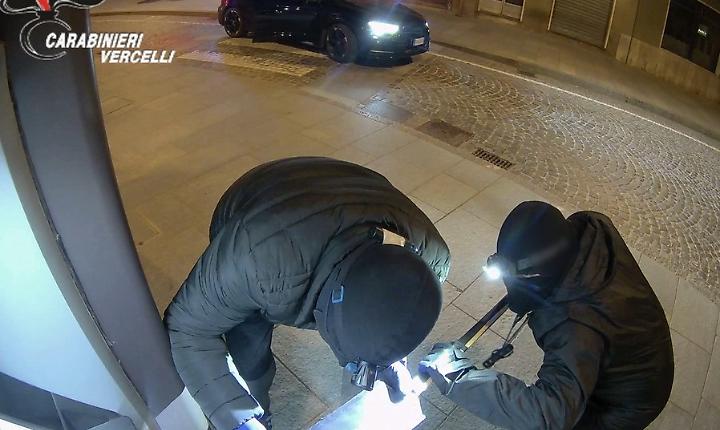 Arresti per gli assalti ai bancomat di Moncalvo e Robella con la tecnica della "marmotta"