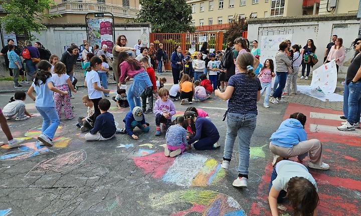 Asti, i bambini si riappropriano del parcheggio di piazzale Vittoria trasformandolo in uno spazio didattico e di gioco [FOTO]