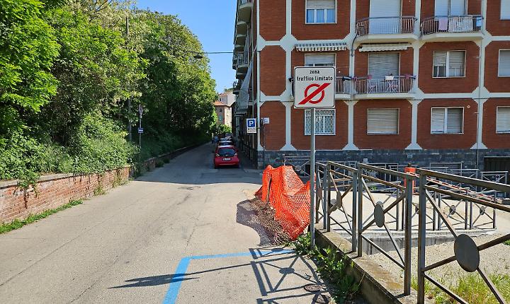 I parcheggi blu a ridosso tra la Ztl Cattedrale e via Milliavacca