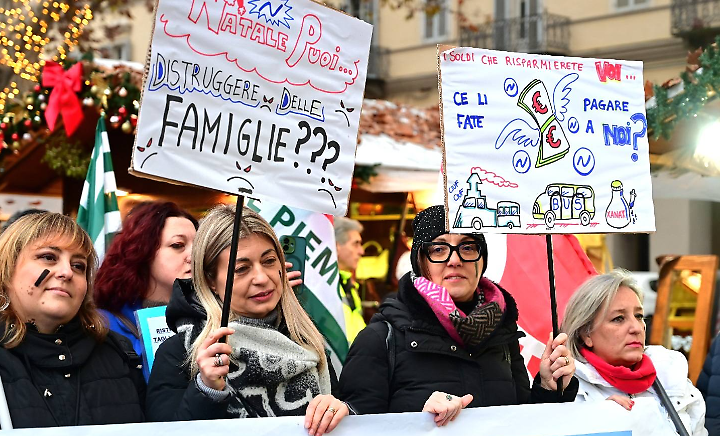 "Konecta Asti non si toccca!": tra i mercatini di Natale la fiaccolata in difesa dei posti di lavoro