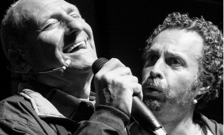 "Non ci resta che ridere": dai proverbi contenuti in un secchio, in scena aneddoti, ironia e musica