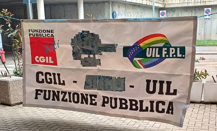 Flash mob davanti al Pronto soccorso, scoppia la polemica sullo striscione "riciclato"