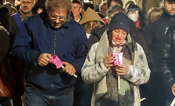 Migliaia di persone in strada nel ricordo della giovane Zoe [FOTOGALLERY]