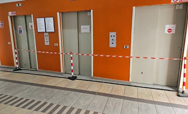 I tre ascensori guasti all'interno dell'ospedale Massaia