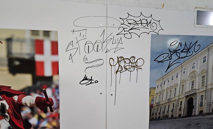 Sottopasso di piazza Marconi in balia dei vandali: pannelli turistici ridotti a tele di insulti [FOTO]