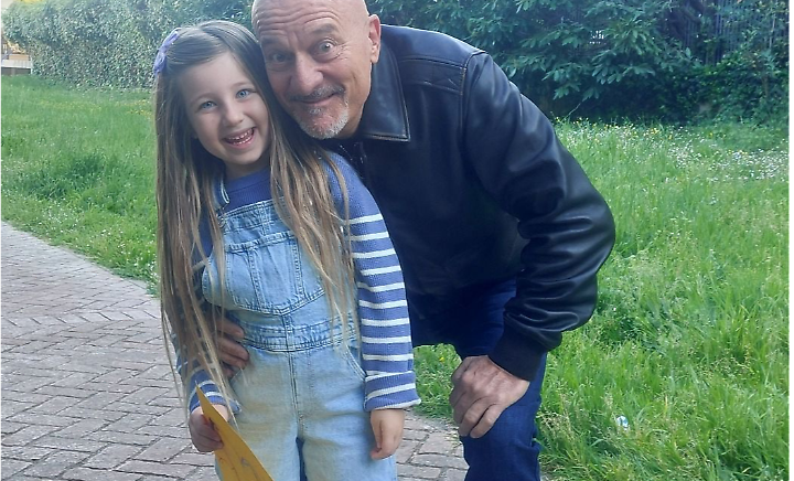 La piccola Isabelle a fianco di Claudio Bisio nella fiction "Uno sbirro in Appennino"