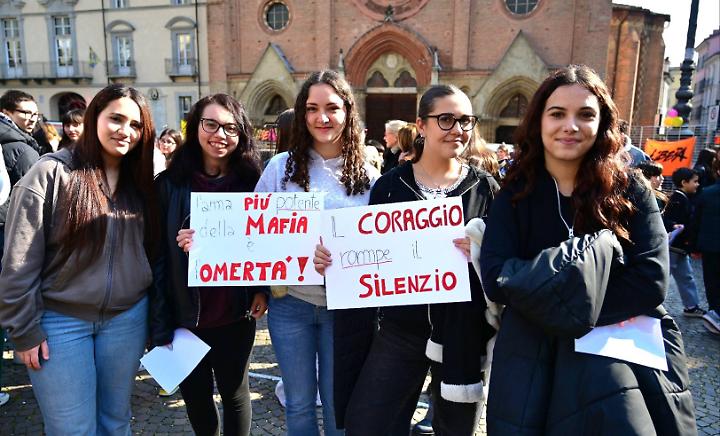 Gli studenti in piazza per le vittime innocenti delle mafie