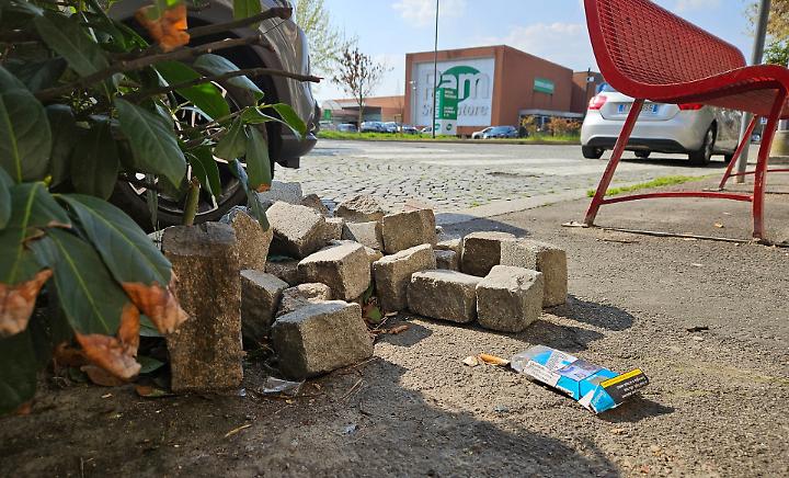Cubetti di porfido abbandonati in corso Torino