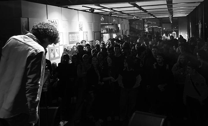 "Open mic" a FuoriLuogo: microfono aperto per cantautori, band e rapper