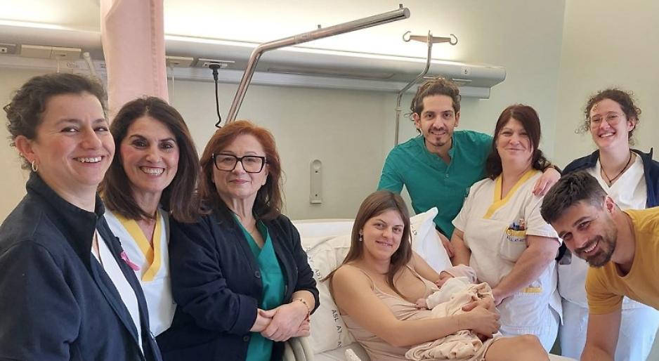 Bianca Erina, prima nata 2026 con i genitori e lo staff di Maternit&agrave;