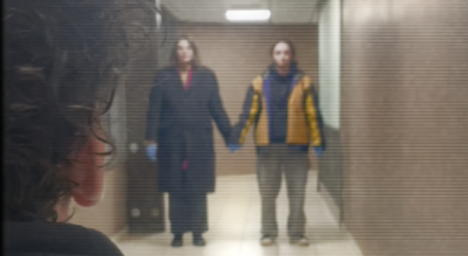 L&rsquo;iconica scena del bimbo sul triciclo "rivisitata" dai ragazzi che sabato sera hanno inscenato la protesta sociale