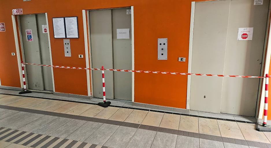 I tre ascensori guasti all'interno dell'ospedale Massaia
