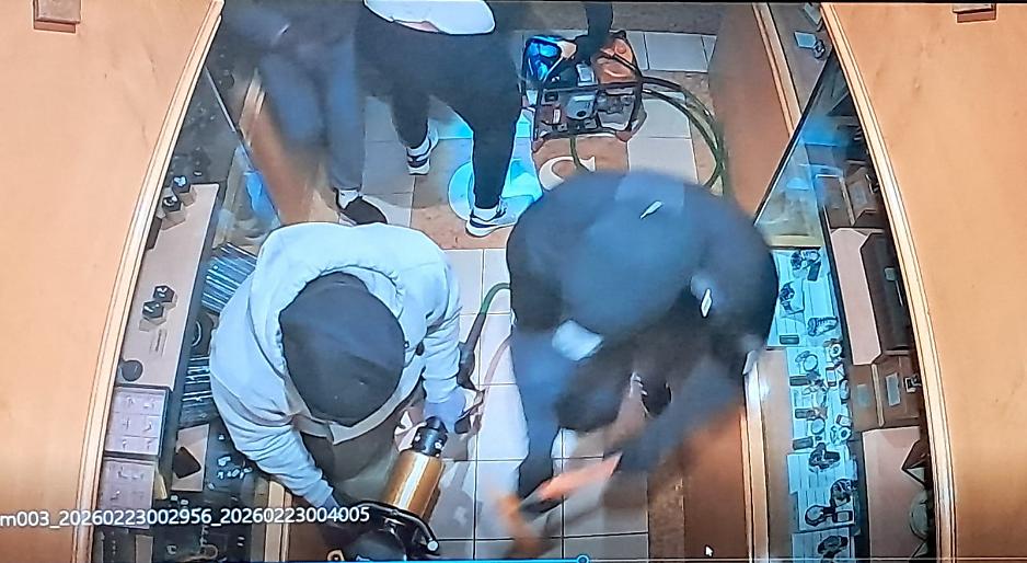 Sventrano la vetrina con le cesoie pneumatiche e svaligiano gioielleria in meno di 4 minuti