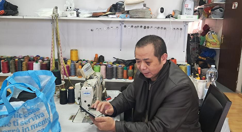 I "maranza" aggrediscono a calci e pugni il sarto-calzolaio