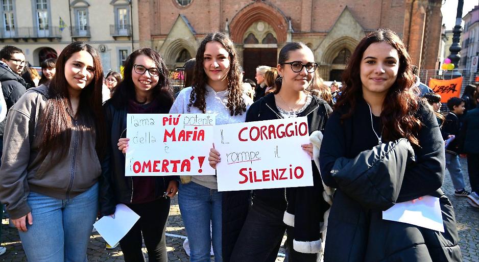 Gli studenti in piazza per le vittime innocenti delle mafie