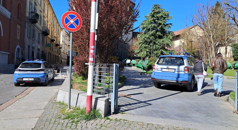 Polizia di Stato ai giardini Alganon: controlli nell'area verde di piazza Roma