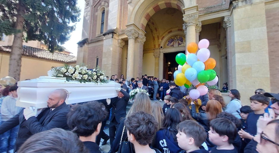 &laquo;Melissa vittima dell'incoscienza umana&raquo;: addio alla ragazzina fra palloncini e peluches