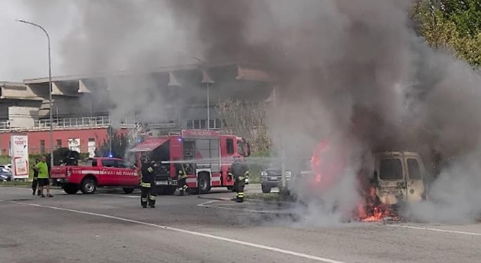 Avvertono un automobilista che escono fiamme dalla sua vettura mentre viaggia e lo salvano
