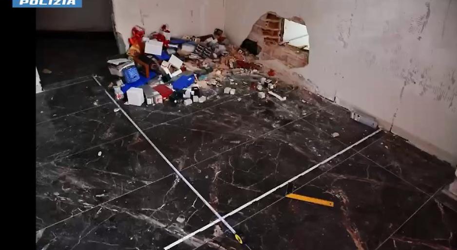 Presi i ladri che hanno fatto un buco nel muro per rubare in gioielleria