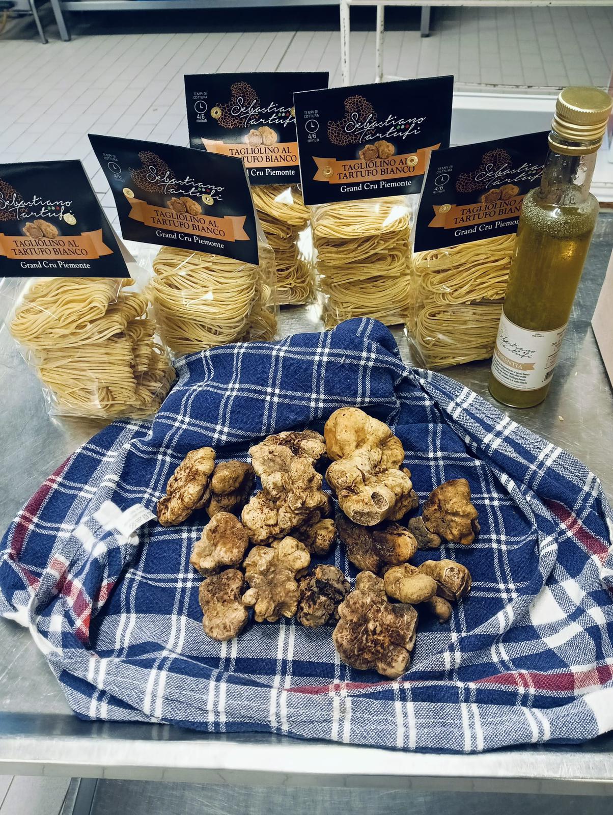 Sebastiano Tartufi ha offerto alla mensa di corso Genova alcune eccellenze della sua azienda