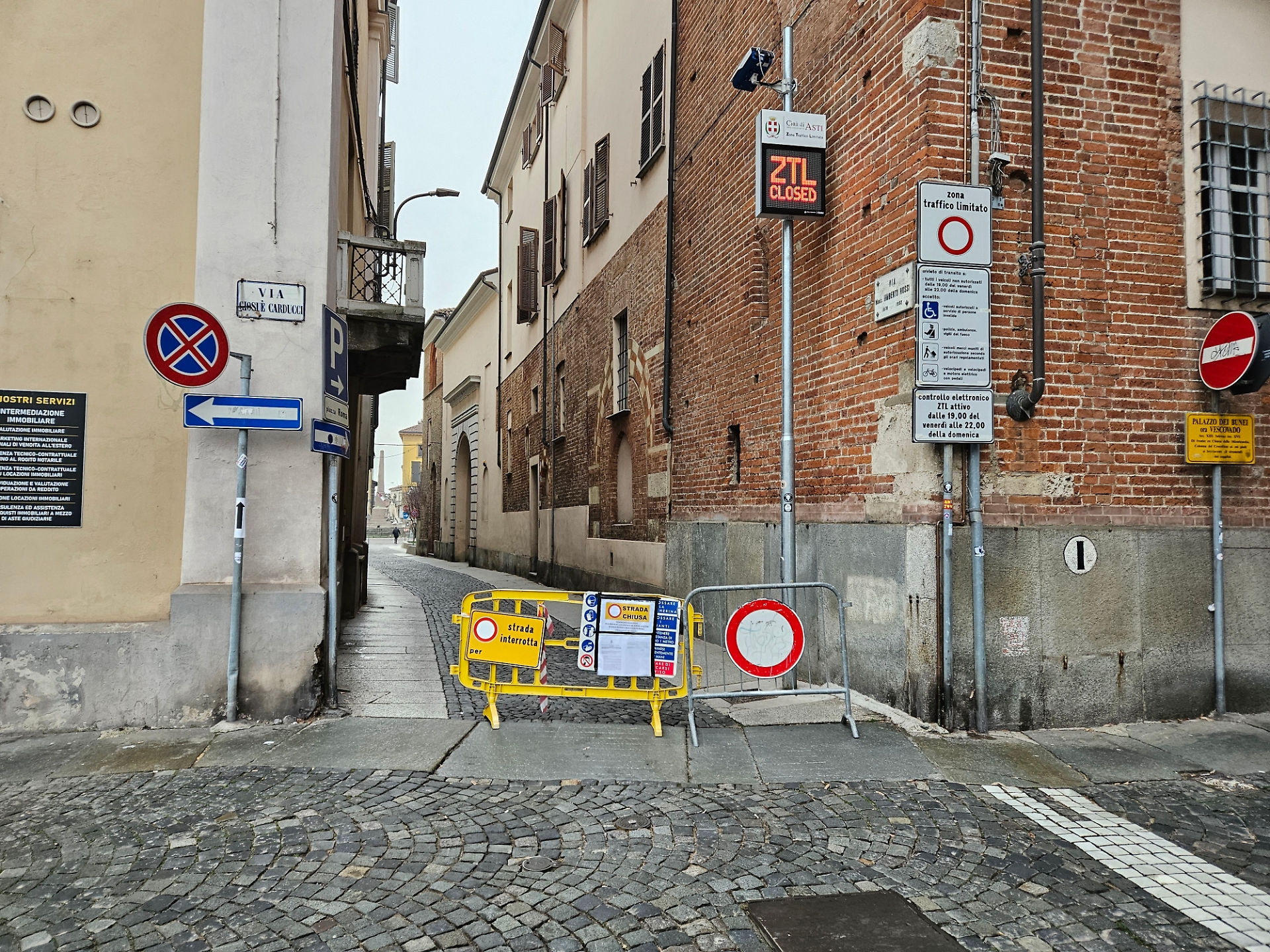 Via Monsignor Rossi chiusa al traffico