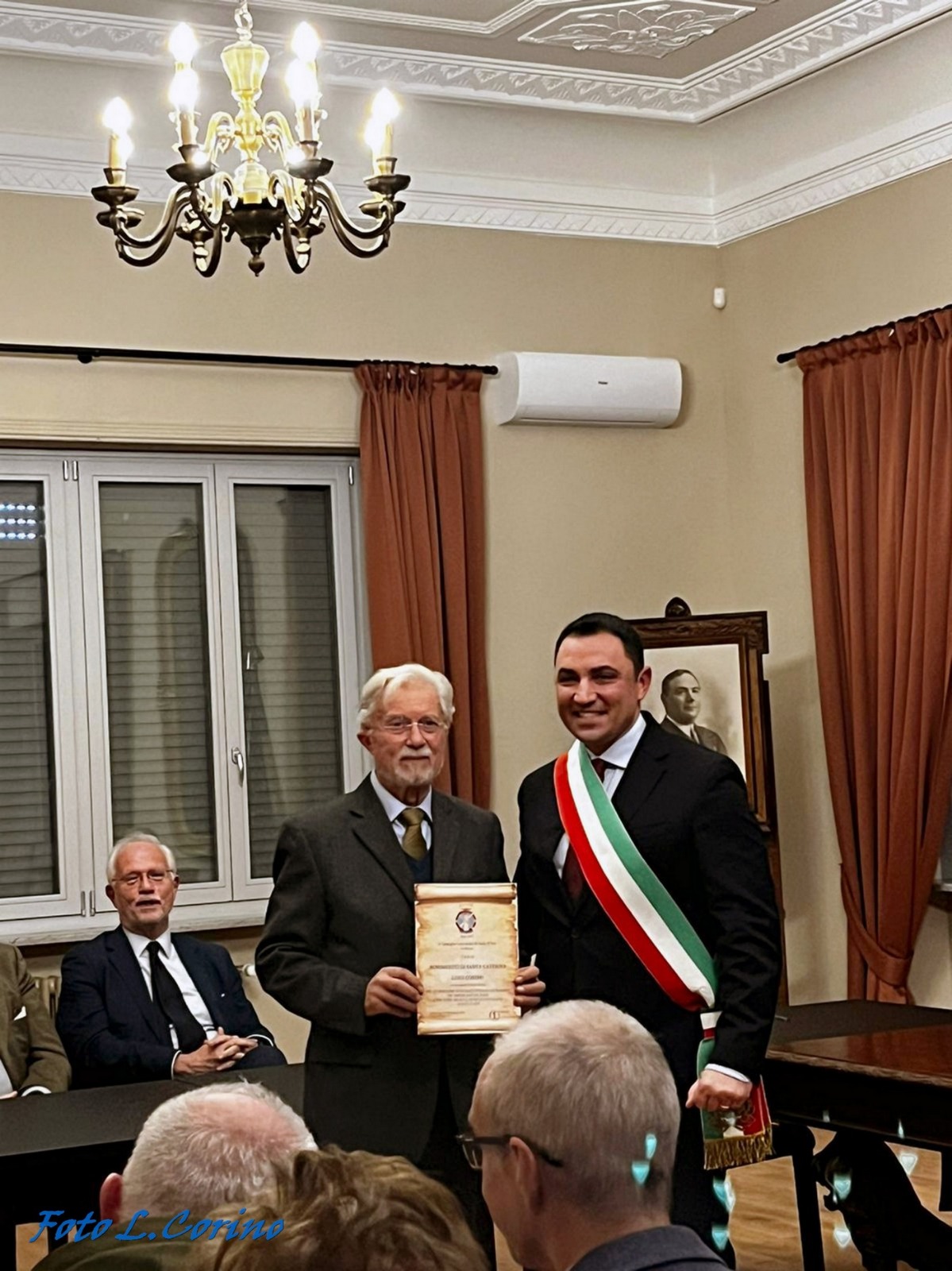 La consegna della benemerenza di Santa Caterina da parte del sindaco di Isola Michael Vitello