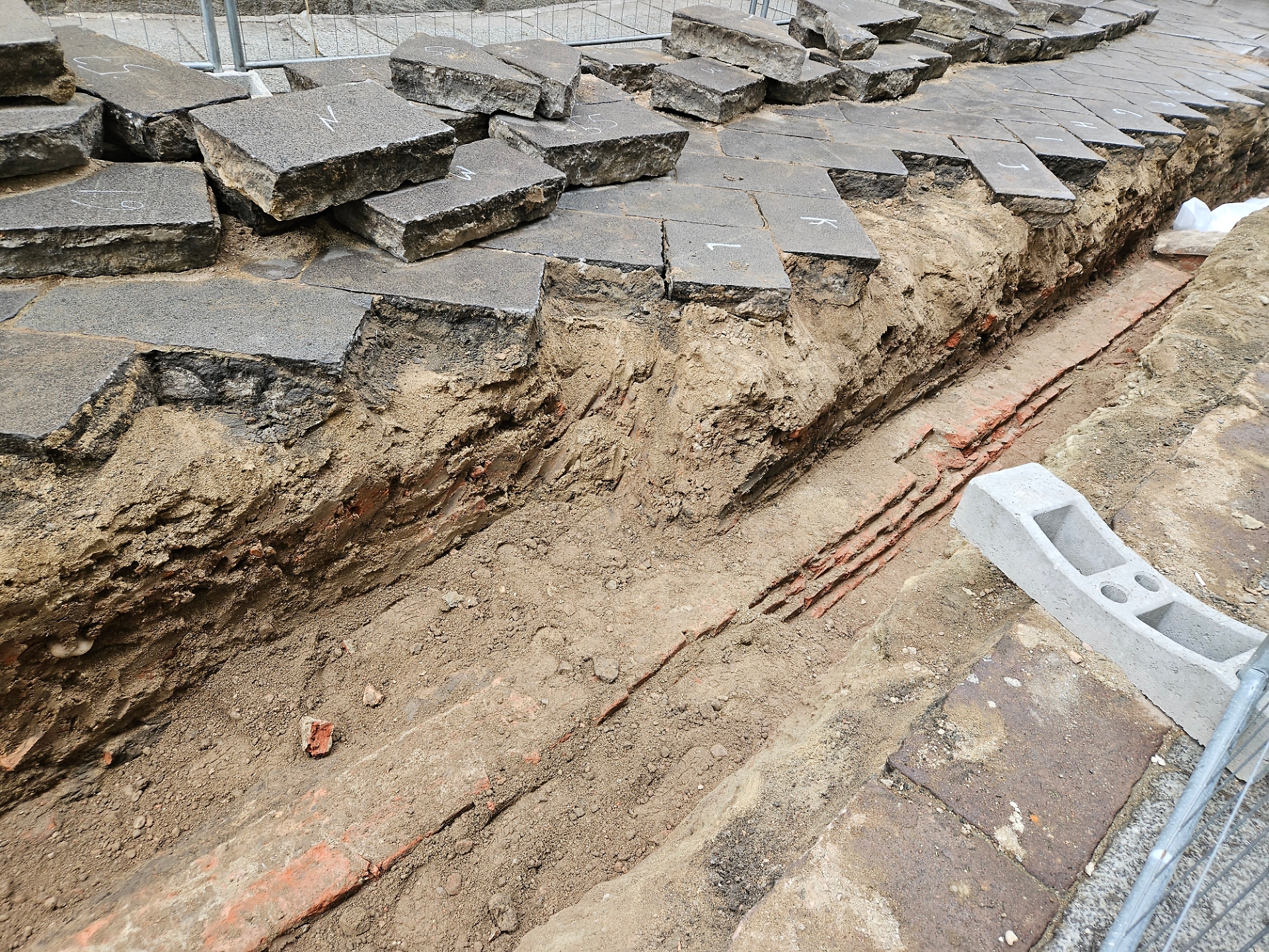 L'antica fogna riemersa con gli scavi di corso Alfieri