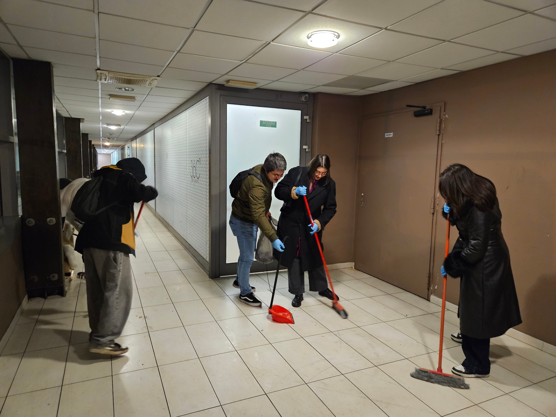 I ragazzi che puliscono i locali del Movicentro di Asti