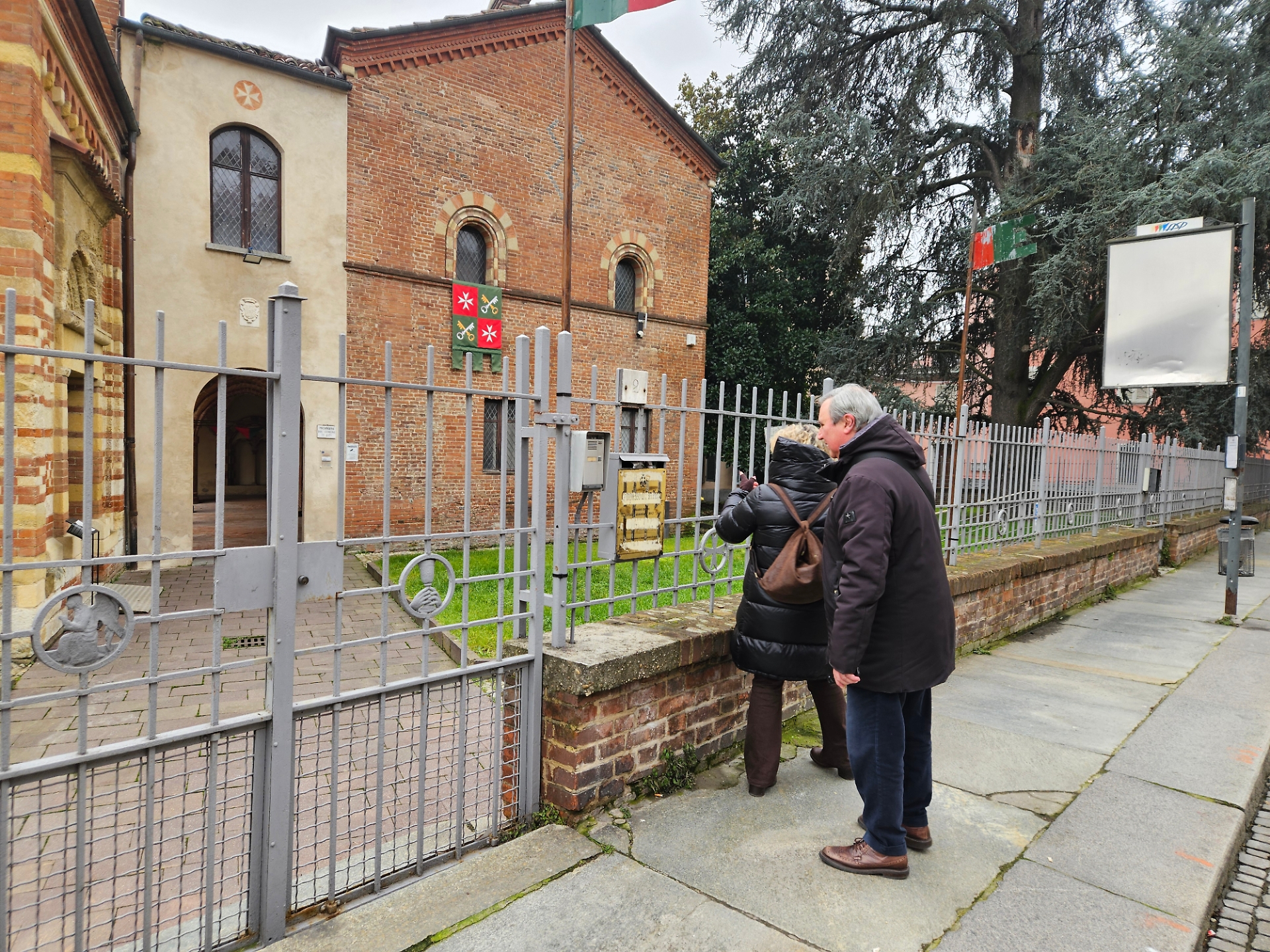 I turisti davanti al Battistero di San Pietro