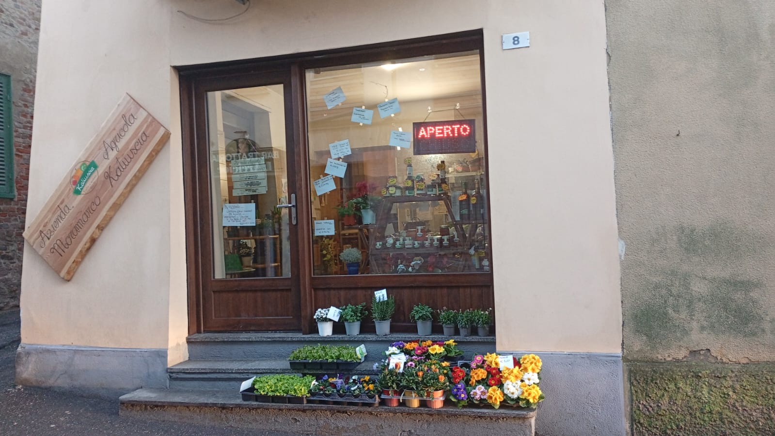 Il negozio di frutta ha servito i clienti al buio