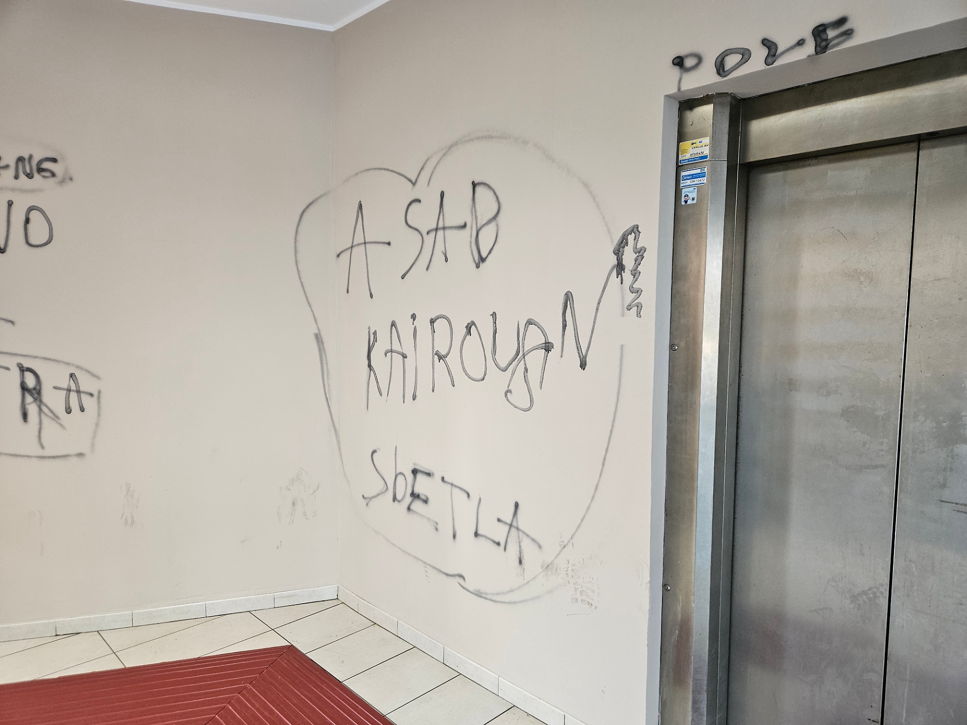 Le scritte al Movicentro