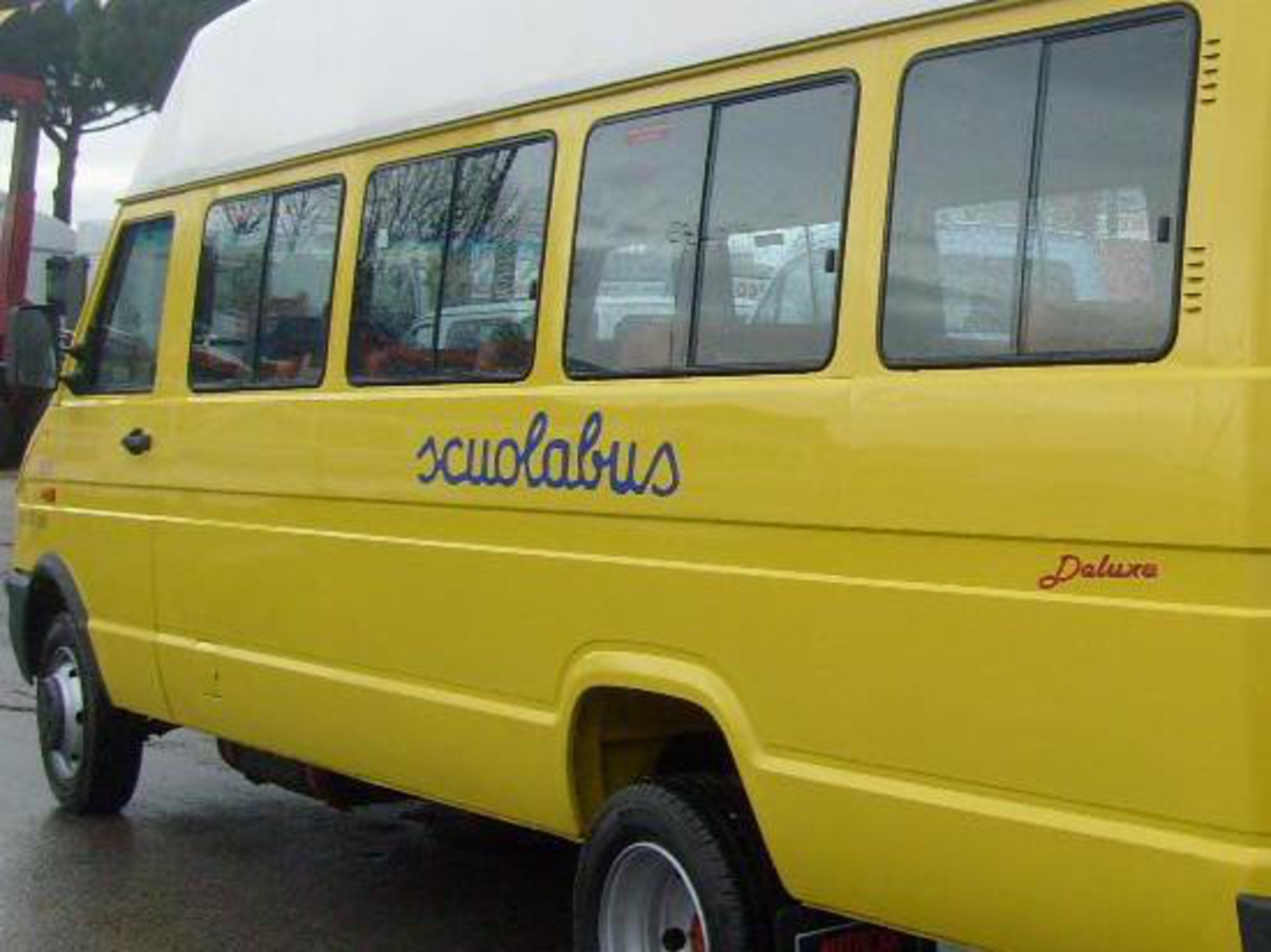Canelli: scuolabus in vendita