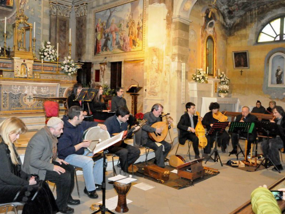 Ghironda e Cantores Laudantes domenicaa con canti sulla