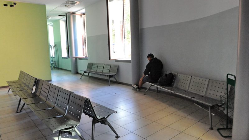 La Sala D Attesa.Sala D Attesa Al Movicentro Sara Il Barista A Garantire La Sicurezza La Nuova Provincia