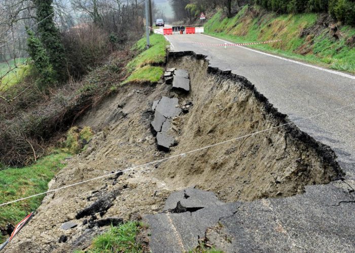 13 strade provinciali restano chiuse per frane