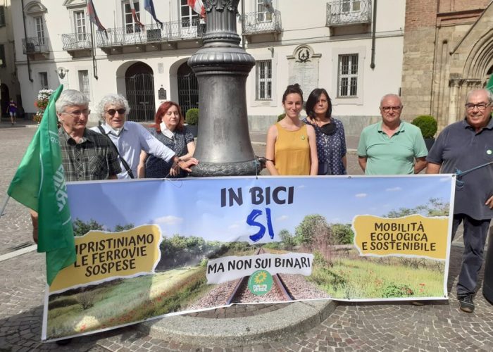 flash mob ambientalisti davanti al comune di Asti